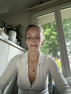 LillyWannaPlay online show from June 11, 2026, 6:28 pm