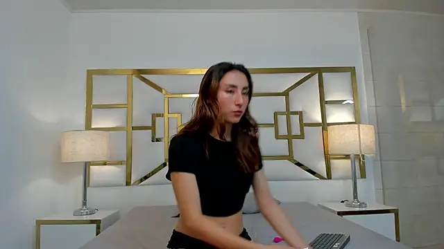 VivieneLuxe online show from July 10, 2026, 3:44 am