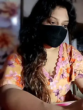 Snapshot of KareenaChopra chatting on June 18, 2026, 2:32 pm KareenaChopra online show from June 18, 2026, 2:32 pm