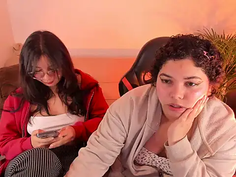 Snapshot of MaddieandVero chatting on June 18, 2026, 1:06 am MaddieandVero online show from June 18, 2026, 1:06 am