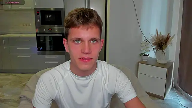 Snapshot of m0neyken chatting on August 4, 2026, 2:15 am m0neyken online show from August 4, 2026, 2:15 am