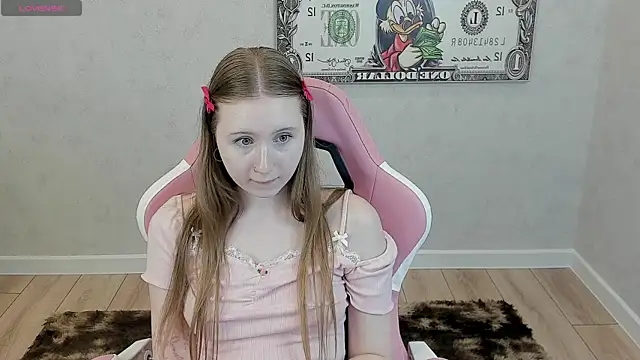 LiliTiny online show from June 24, 2026, 2:21 am