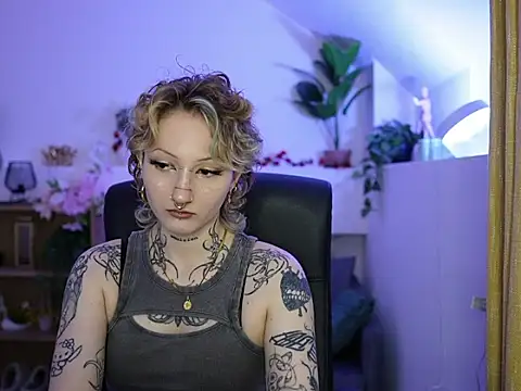 tattooedblondee18 online show from June 22, 2026, 1:08 pm