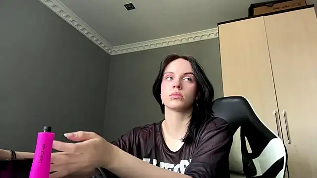 Snapshot of martinienjoyer chatting on July 5, 2026, 8:43 am martinienjoyer online show from July 5, 2026, 8:43 am