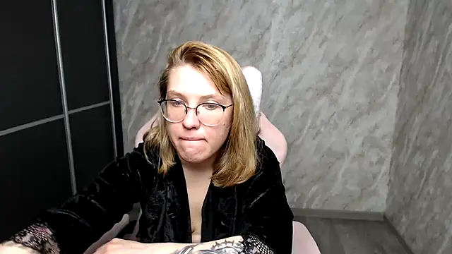 Reginasmilee online show from March 17, 2025, 7:24 am