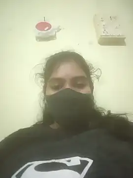 Cute-girlyy online show from July 12, 2026, 9:33 am
