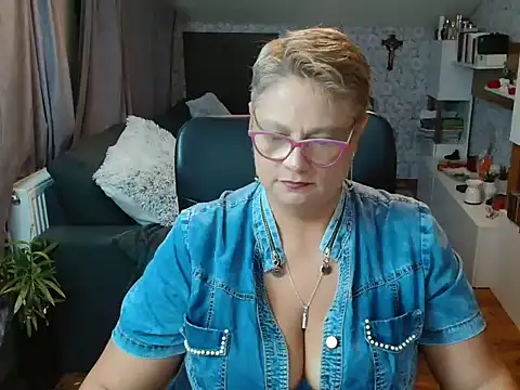 NewHellen4you online show from July 3, 2026, 8:04 pm