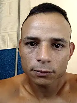 davidflz95 online show from July 13, 2026, 6:33 pm