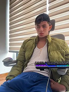 Snapshot of ItsJuanLuxxOficial chatting on July 13, 2026, 4:43 pm ItsJuanLuxxOficial online show from July 13, 2026, 4:43 pm