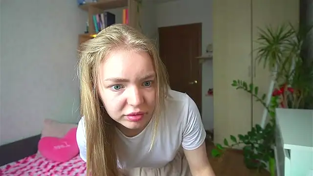 Snapshot of Emilyemmi chatting on July 18, 2026, 7:34 am Emilyemmi online show from July 18, 2026, 7:34 am