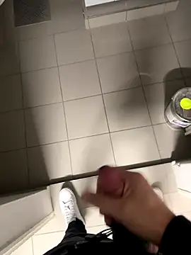 swissboy22 online show from October 29, 2025, 10:33 pm