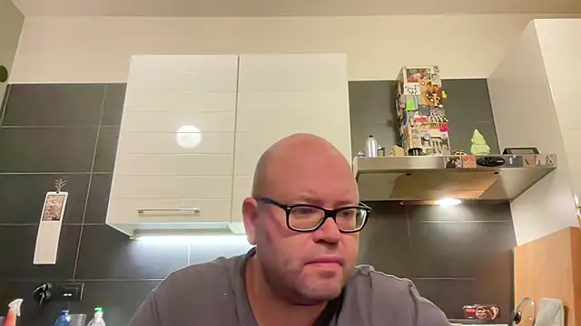 Snapshot of theitalianbear chatting on October 24, 2025, 12:41 am theitalianbear online show from October 24, 2025, 12:41 am