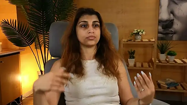 DinahSysak online show from August 4, 2026, 8:06 am