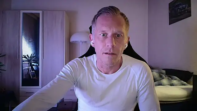 Snapshot of slaveboy2016@xh chatting on May 17, 2026, 9:33 pm slaveboy2016xh online show from May 17, 2026, 9:33 pm
