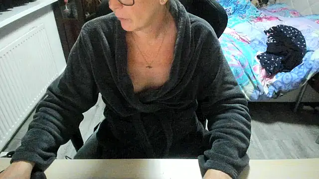 Snapshot of minoesje37 chatting on November 10, 2025, 8:30 pm minoesje37 online show from November 10, 2025, 8:30 pm