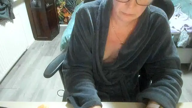 Snapshot of minoesje37 chatting on December 21, 2025, 8:27 pm minoesje37 online show from December 21, 2025, 8:27 pm