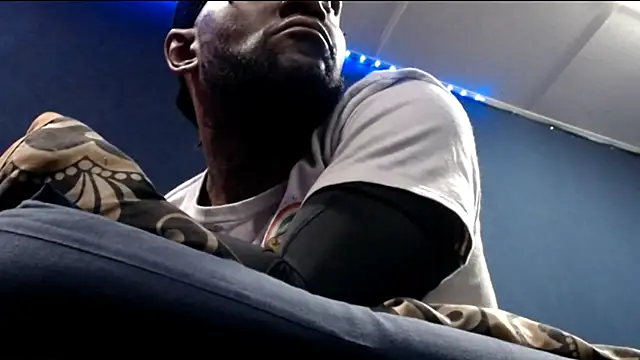 iBreakHeartz online show from October 31, 2025, 8:37 am