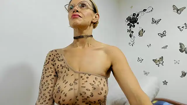 jennifersmit1 online show from July 10, 2026, 5:04 pm