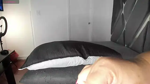 moonsweet1 online show from April 25, 2026, 5:21 pm