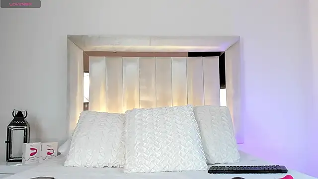 SUSIEPOWELL online show from December 4, 2024, 9:57 pm