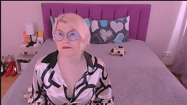 sabrinamacmarren online show from October 18, 2025, 12:06 pm