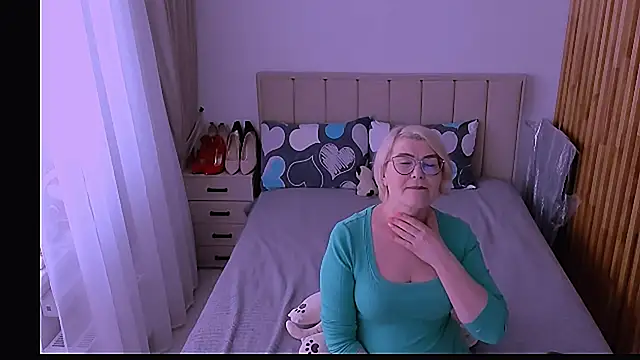 sabrinamacmarren online show from May 12, 2026, 1:52 pm