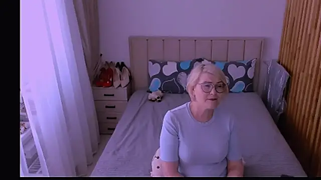 sabrinamacmarren online show from May 13, 2026, 2:03 pm