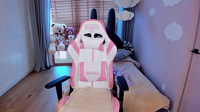 MiaSilkX online show from March 13, 2026, 8:10 am