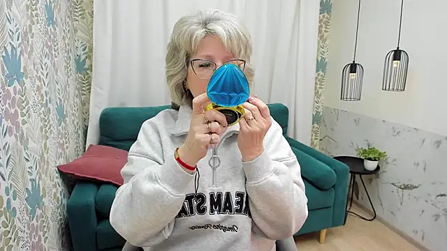 EvelynJoyful online show from April 20, 2026, 5:10 am