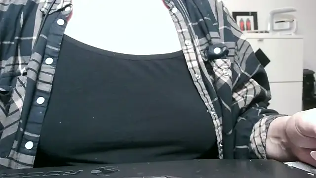 Snapshot of heidi60 chatting on January 20, 2025, 12:18 pm heidi60 online show from January 20, 2025, 12:18 pm