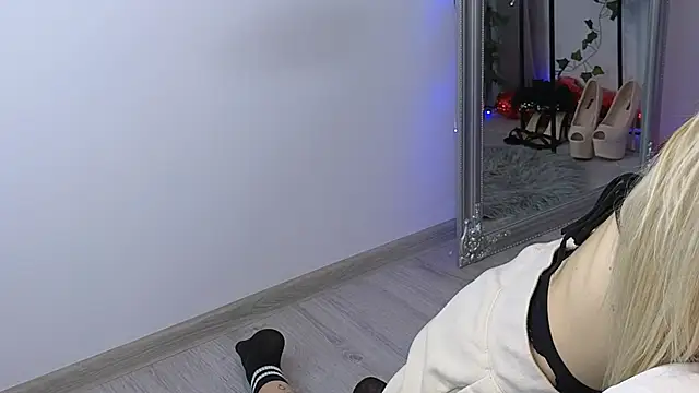 JuliaJuliette online show from March 10, 2025, 11:38 pm