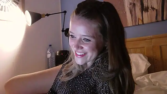 Neonstar online show from March 21, 2025, 6:40 pm