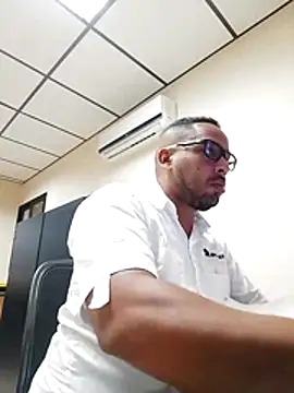 ronnyronny19 online show from April 27, 2026, 2:15 pm