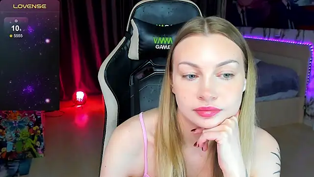 BiMolly online show from October 25, 2025, 4:46 pm