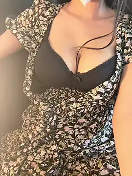 Snapshot of Cute_crystal chatting on February 26, 2025, 7:27 pm Cute crystal online show from February 26, 2025, 7:27 pm