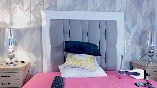 Princsgirl  online show from February 8, 2026, 7:17 pm