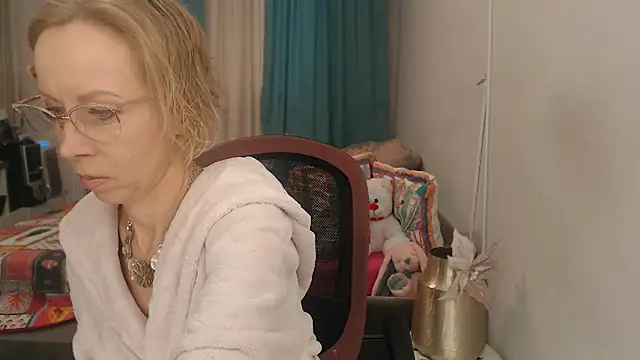 Snapshot of LuxuryNika chatting on April 8, 2026, 2:39 pm LuxuryNika online show from April 8, 2026, 2:39 pm