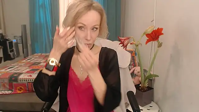 Snapshot of LuxuryNika chatting on April 15, 2026, 12:34 pm LuxuryNika online show from April 15, 2026, 12:34 pm