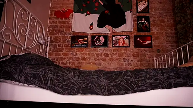 Snapshot of Evelively chatting on November 6, 2025, 2:45 am Evelively online show from November 6, 2025, 2:45 am