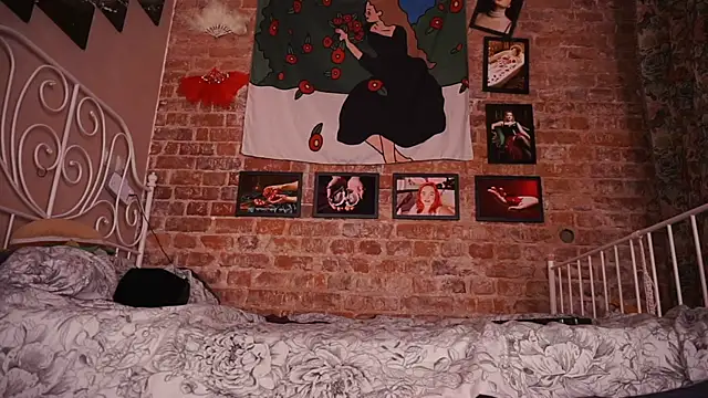 Snapshot of Evelively chatting on November 26, 2025, 4:13 am Evelively online show from November 26, 2025, 4:13 am