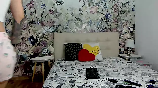 RoseDiamond06 online show from October 25, 2025, 6:46 pm