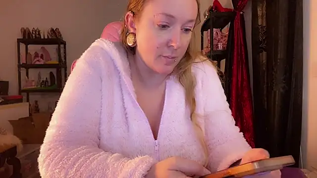 Snapshot of kisicaxx chatting on November 13, 2025, 6:29 pm kisicaxx online show from November 13, 2025, 6:29 pm