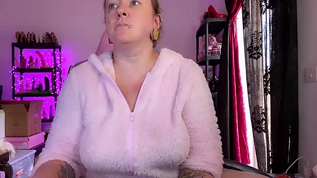 Snapshot of kisicaxx chatting on November 17, 2025, 1:50 pm kisicaxx online show from November 17, 2025, 1:50 pm