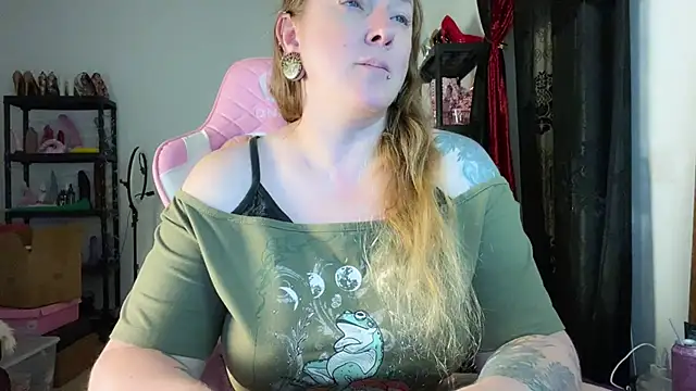 Snapshot of kisicaxx chatting on November 18, 2025, 6:45 pm kisicaxx online show from November 18, 2025, 6:45 pm