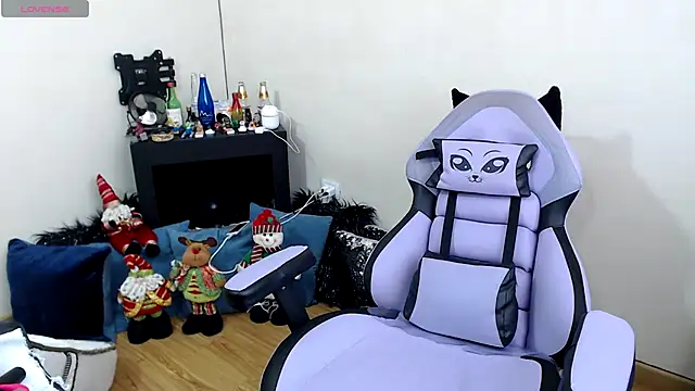 sophialxxx online show from December 3, 2025, 7:45 pm