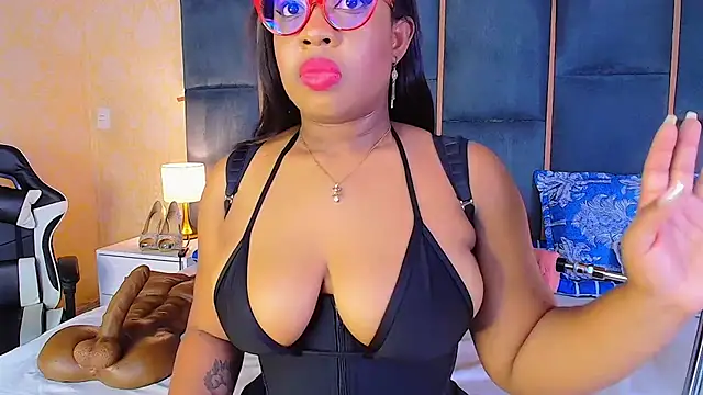 Snapshot of CaseyMoon chatting on October 19, 2025, 12:39 pm CaseyMoon online show from October 19, 2025, 12:39 pm