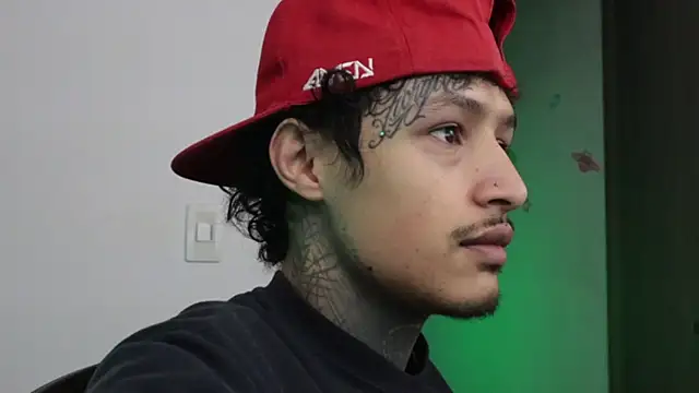 Snapshot of trieone chatting on December 15, 2025, 10:52 am trieone online show from December 15, 2025, 10:52 am