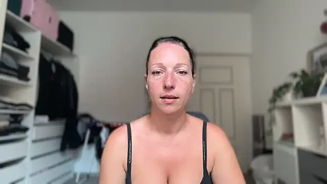 Snapshot of Viola_Beck chatting on July 18, 2026, 9:35 am Viola Beck online show from July 18, 2026, 9:35 am