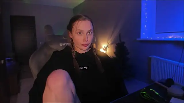 Snapshot of Rachel_Ro chatting on December 18, 2024, 2:10 am Rachel Ro online show from December 18, 2024, 2:10 am