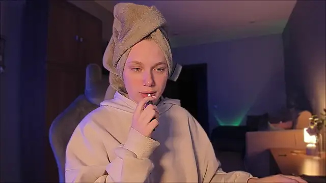 Snapshot of Rachel_Ro chatting on December 20, 2024, 8:34 pm Rachel Ro online show from December 20, 2024, 8:34 pm